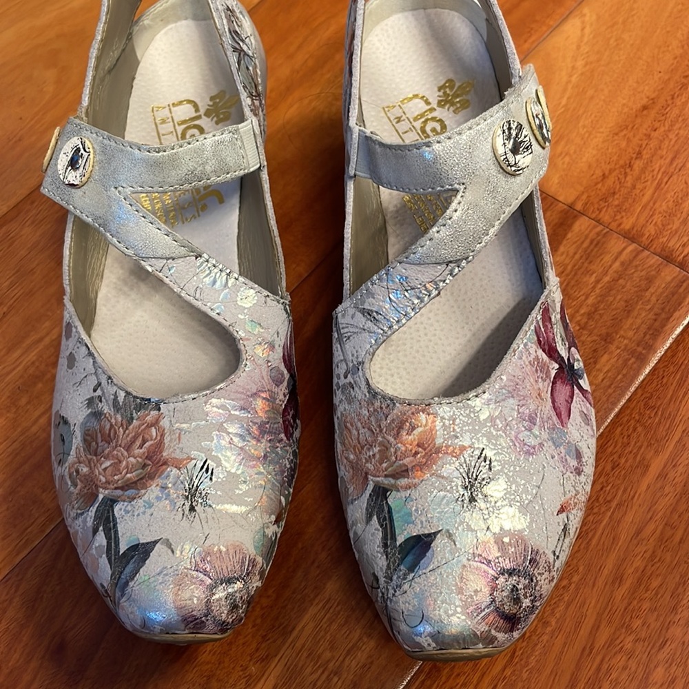 New in box. BEAUTIFUL metallic iridescent floral